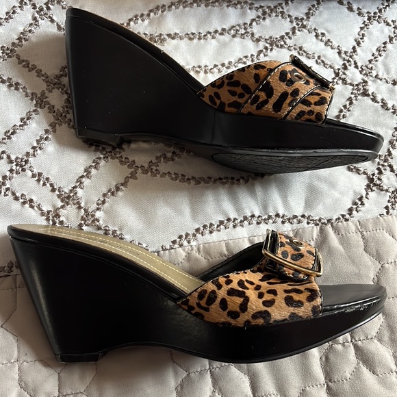 NWT Bandolino Leopard Wedge Sandal High Heels Women Size 8 - Picture 3 of 6